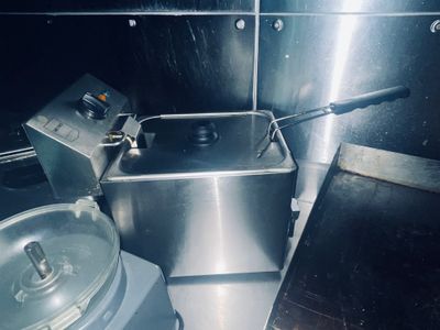 une photo d'une cuisine professionnelle équipée d'une friteuse