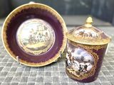 une tasse et une soucoupe ornées d'un motif