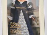 La poupée se trouve dans une boîte sur laquelle figure l'image d'une femme en robe bleue.
