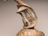 une image représentant une sculpture en pierre représentant un couteau posé sur un rocher