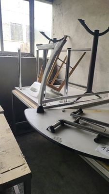 une table sur laquelle sont posés plusieurs outils, dans une pièce