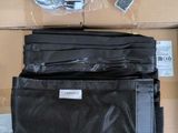 une valise noire posée sur un carton