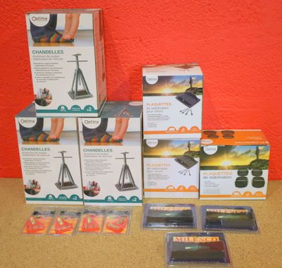 plusieurs cartons contenant divers objets posés sur une table
