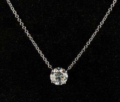 un collier de diamants posé sur un fond de velours noir