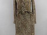 un ensemble vintage composé d'une robe et d'une veste à imprimé léopard