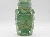 figurine en jade vert représentant une grenouille, sur fond blanc