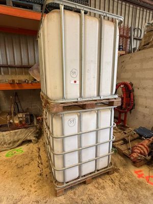 un grand conteneur blanc posé sur une palette