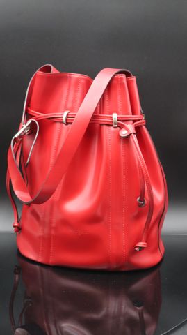 FREDERIC – Sac seau en cuir rouge