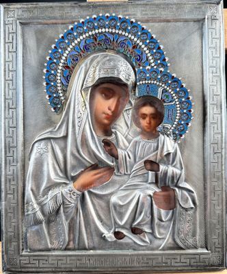 une peinture représentant une femme tenant un enfant dans ses bras