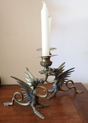 une bougie posée sur une table à côté d'un dragon