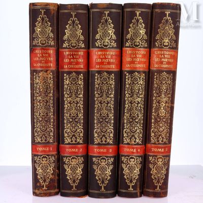 six vieux livres aux couvertures dorées et rouges posés sur une surface blanche