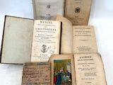 plusieurs vieux livres posés les uns sur les autres sur une table