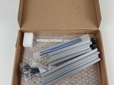 une boîte contenant plusieurs stylos, posée sur une table