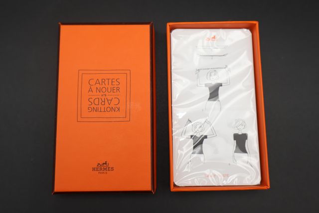 HERMES – Cartes pour nouées son foulard dans sa boîte. Neuf. Join...