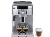 Machine à café Delong avec deux groupes d'extraction et une tasse de café