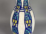 un vase bleu et blanc posé sur une table