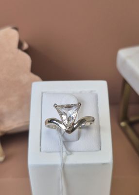 une boîte blanche contenant un anneau argenté