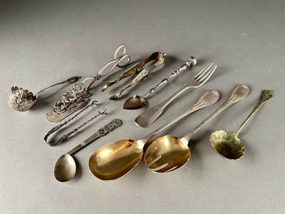 un grand nombre de cuillères posées sur une table