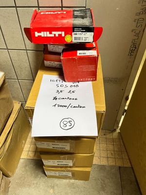 une pile de cartons et un panneau posé par terre