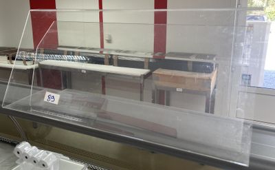 une vitrine en verre contenant du matériel électronique
