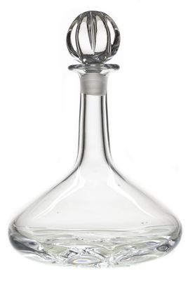 une image représentant une carafe en verre sur fond blanc
