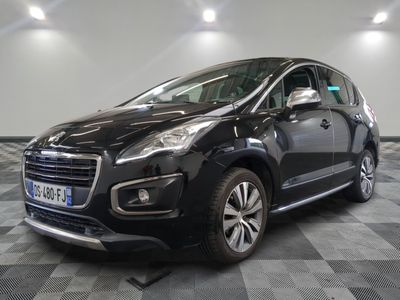 la petite voiture noire est garée dans une grande pièce