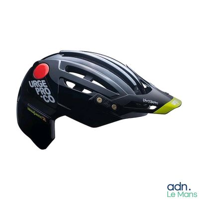 un casque noir orné d'un bouton rouge