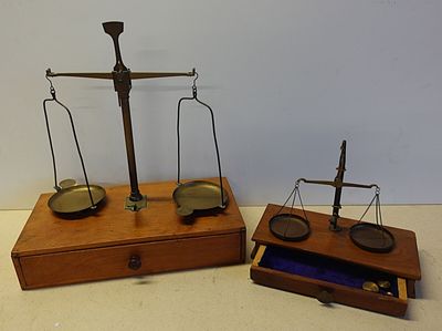 une boîte en bois sur laquelle est gravée une échelle et une boîte en bois sur laquelle est gravée une échelle