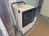 un petit climatiseur posé dans un coin de la pièce