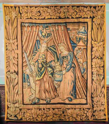 une image d'une tapisserie accrochée au mur d'une pièce