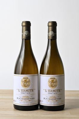 deux bouteilles de vin blanc posées sur une table en bois