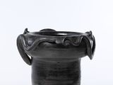 un vase noir posé sur une table