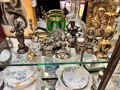 une vitrine en verre contenant de nombreux objets en argent et en or