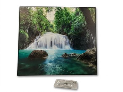 une photo d'une photo d'une cascade accrochée au mur