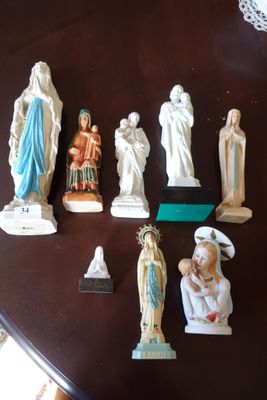 de nombreuses figurines représentant Jésus et d'autres personnages religieux posées sur une table