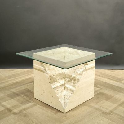 table basse en marbre et en verre, avec un plateau carré en verre
