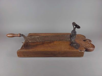 une image représentant une planche à découper en bois sur laquelle est posé un couteau