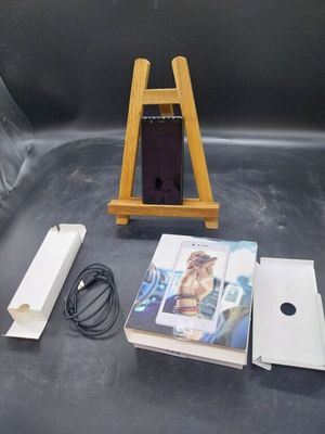 un petit chevalet en bois contenant un livre et un téléphone