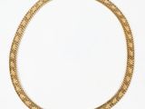 un collier en or sur fond blanc