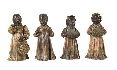trois figurines en bronze représentant des enfants avec des paniers et un panier