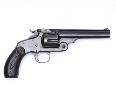 un vieux revolver avec un manche en bois sur fond blanc