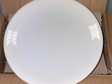 une assiette blanche dans une boîte en carton posée sur une table