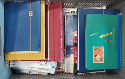 un grand nombre de livres qui se trouvent dans une boîte