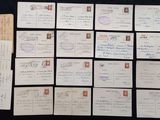 Plusieurs vieilles cartes postales sont disposées sur une surface noire