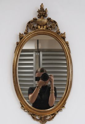 un homme se prenant en photo dans un miroir