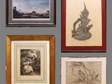 plusieurs tableaux encadrés représentant divers styles artistiques, accrochés à un mur