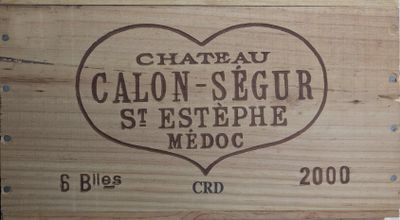 une boîte en bois sur laquelle est collée une étiquette portant l'inscription « Château Calon-Ségur »
