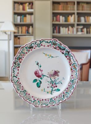 une assiette avec un motif floral posée sur une table