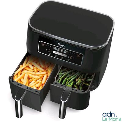 une friteuse à air chaud noire contenant des frites et des asperges