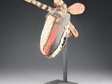 un gros plan sur une sculpture représentant un insecte posée sur un socle